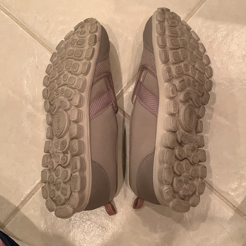Women’s Skechers, air cooled, memory foam, beige, size 8.  Good condition - Picture 2 of 4